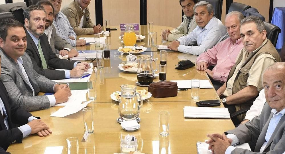 La reforma laboral se trataría inicialmente en el Senado, al tiempo que la Cámara de Diputados priorizaría en una primera instancia el tratamiento del Presupuesto 2026 y de la Ley de Inocencia Fiscal durante el presente mes. La reforma laboral se trataría inicialmente en el Senado, al tiempo que la Cámara de Diputados priorizaría en una primera instancia el tratamiento del Presupuesto 2026 y de la Ley de Inocencia Fiscal durante el presente mes.