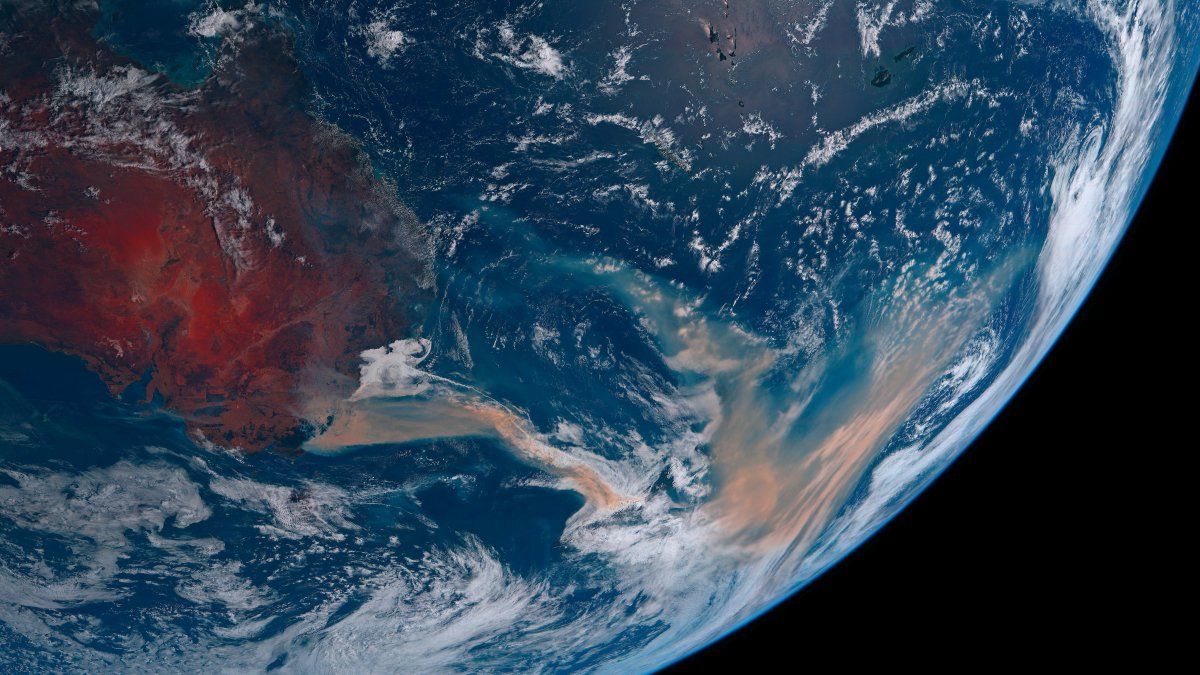 Una imagen tomada recientemente por el sat&eacute;lite Himawari 8 muestra c&oacute;mo la columna de humo de los incendios se desprende de Australia&nbsp;y viaja a trav&eacute;s del&nbsp;oc&eacute;ano Pac&iacute;fico.