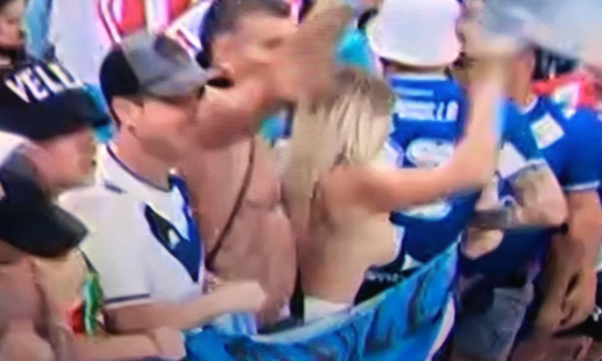 Una argentina festejó haciendo topless en la cancha y fue detenida