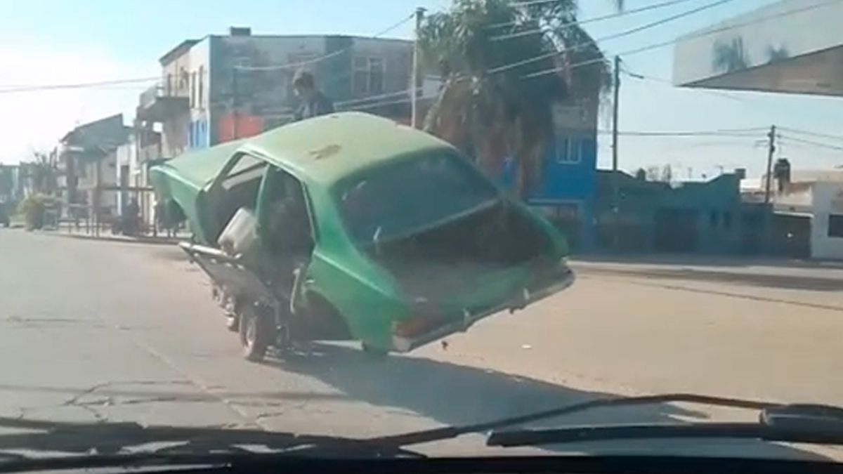 Un conductor filmó cómo un recolector trasladaba la carrocería de un vehículo viejo en moto por Avenida Peñaloza. Peligro y falta de control.
