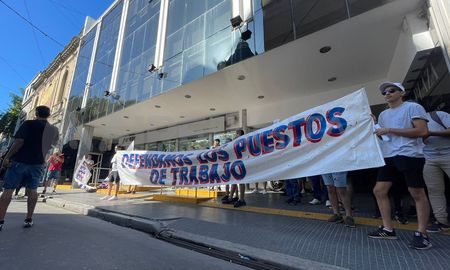Un grupo de empleados de una tabacalera ubicada en el norte de la ciudad se manifestaron por tercera vez frente a la sede de la Afip en Santa Fe. Un grupo de empleados de una tabacalera ubicada en el norte de la ciudad se manifestaron por tercera vez frente a la sede de la Afip en Santa Fe.
