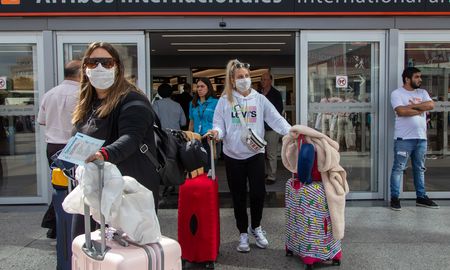 Los bancos activan las cuentas bimonetarias ante la afluencia de turismo del exterior que se avecina. Los bancos activan las cuentas bimonetarias ante la afluencia de turismo del exterior que se avecina.