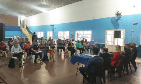 En la reunión con los vecinos de Pro Adelanto Barranquitas estuvieron presentes: Facundo Mudry subdirector de Seguridad Institucional del municipio; Florencia Cardoso y Pablo Peralta, de la Secretaría de Gestión Social e Institucional de Ministerio de Seguridad; el comisario de la seccional 6ta, Miguel Silva, y el jefe de zona, Diego Giudici. En la reunión con los vecinos de Pro Adelanto Barranquitas estuvieron presentes: Facundo Mudry subdirector de Seguridad Institucional del municipio; Florencia Cardoso y Pablo Peralta, de la Secretaría de Gestión Social e Institucional de Ministerio de Seguridad; el comisario de la seccional 6ta, Miguel Silva, y el jefe de zona, Diego Giudici.