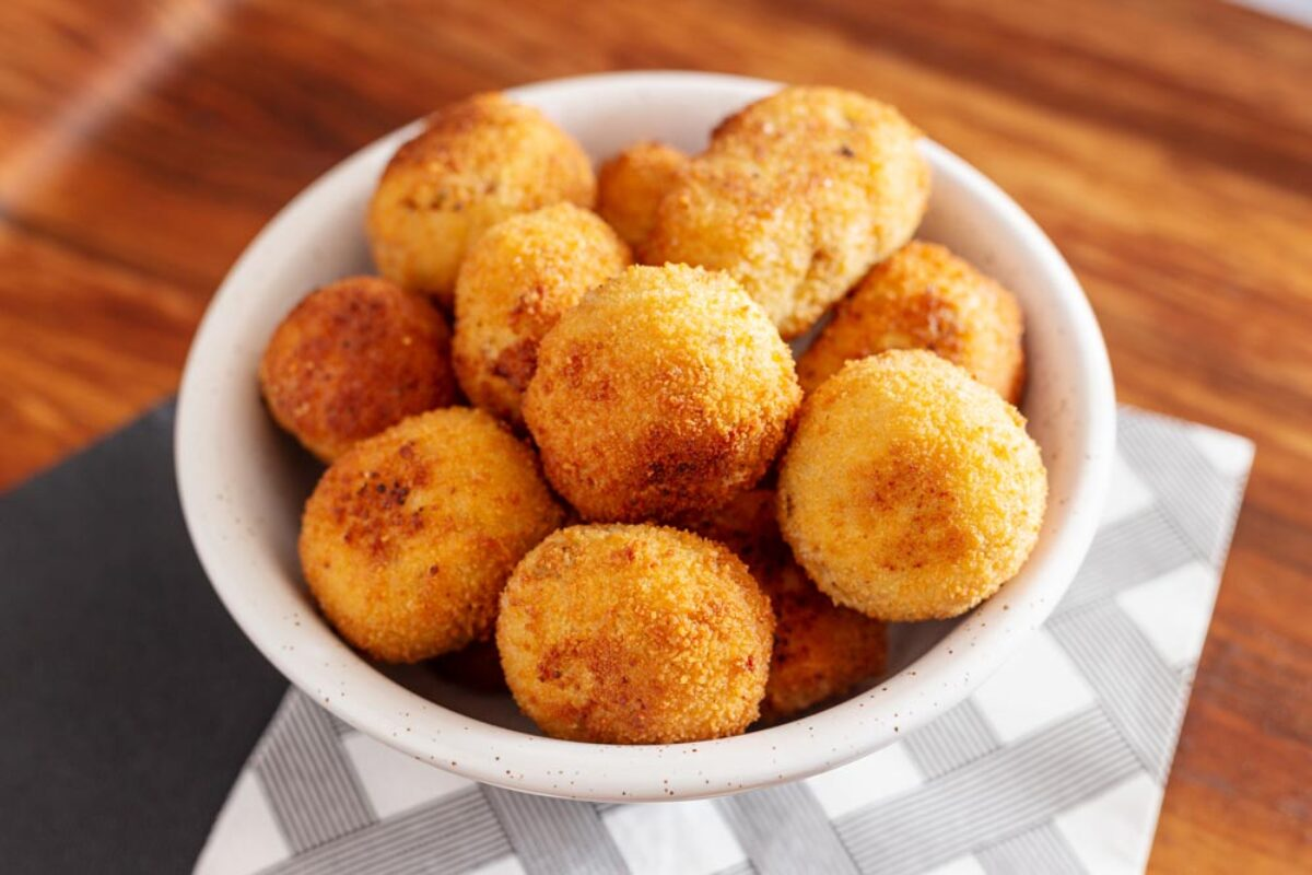 Las croquetas de pizza son una excelente opción para hacer y disfrutar en las cenas de verano. Las croquetas de pizza son una excelente opción para hacer y disfrutar en las cenas de verano.