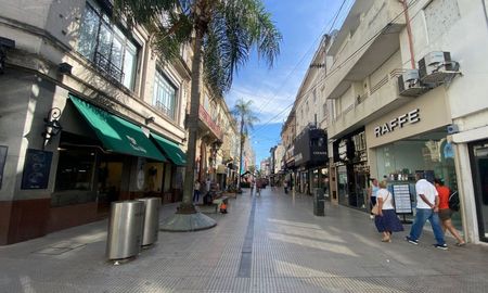 La pérdida de poder adquisitivo impacta en las ventas y se multiplican los locales en alquiler en los principales corredores comerciales. La pérdida de poder adquisitivo impacta en las ventas y se multiplican los locales en alquiler en los principales corredores comerciales.