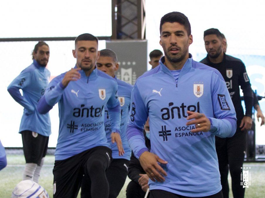 La selección de Uruguay se prepara para enfrentar a Argentina por la Copa América y el Maestro Tabárez pondría un tridente ofensivo.