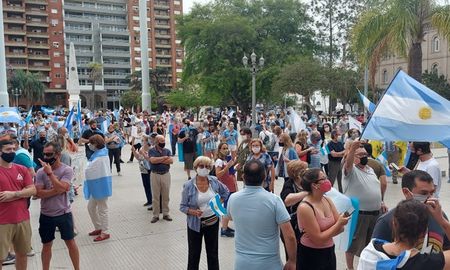 Cientos de personas se reunieron en la Plaza 25 de Mayo en la ciudad de Santa Fe. Cientos de personas se reunieron en la Plaza 25 de Mayo en la ciudad de Santa Fe.