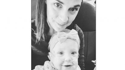 Le cedió el asiento porque viajaba con su hija enferma, y ella le agradeció así