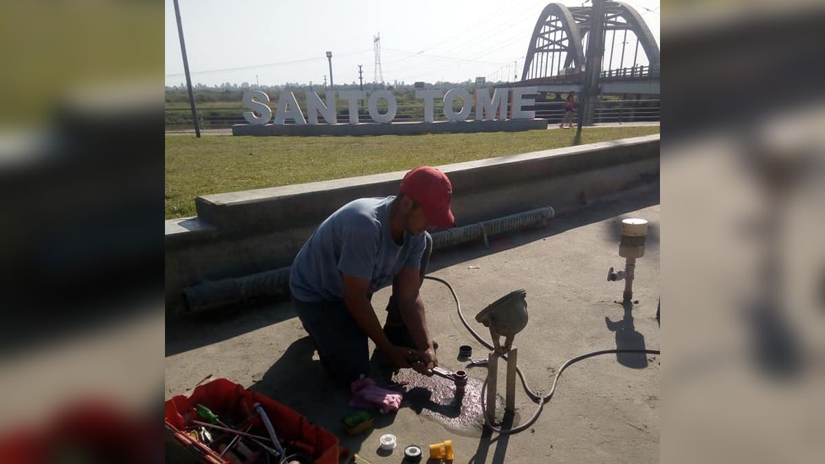 Pipi repar&oacute; voluntariamente la fuente del ingreso a Santo Tom&eacute;.