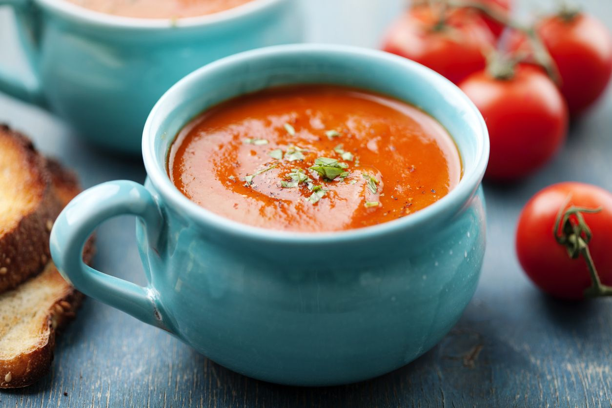 La sopa fría de tomate es una excelente opción para hacer y disfrutar en días de calor. La sopa fría de tomate es una excelente opción para hacer y disfrutar en días de calor.