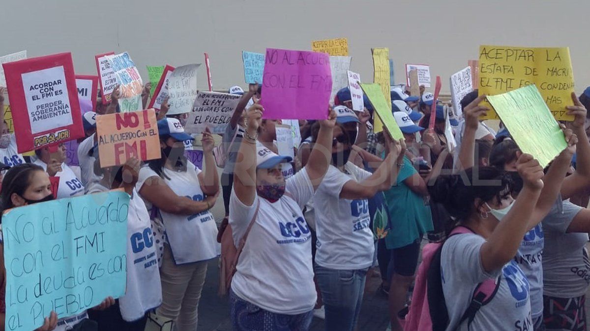 Representantes de la Corriente Clasista y Combativa (CCC) y el Partido Comunista Revolucionario (PCR) marcharon por las calles de la ciudad en contra del acuerdo con el FMI.