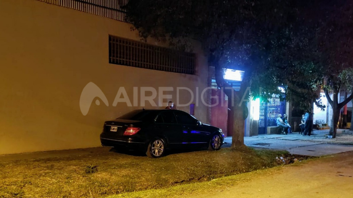 El ataque se dio cuando ambos santafesinos dialogaban con el dueño del local.