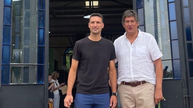 Lionel Scaloni junto al intendente de Funes, Roly Santacroce﻿.