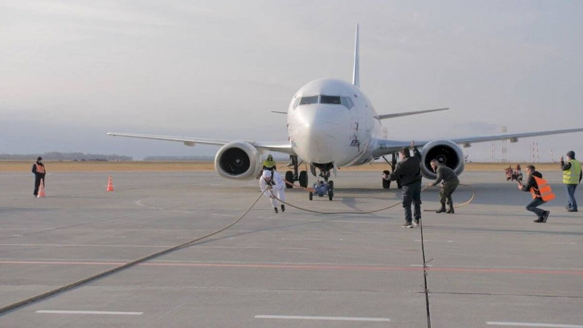 Maxim Gametski tirando el avión.
