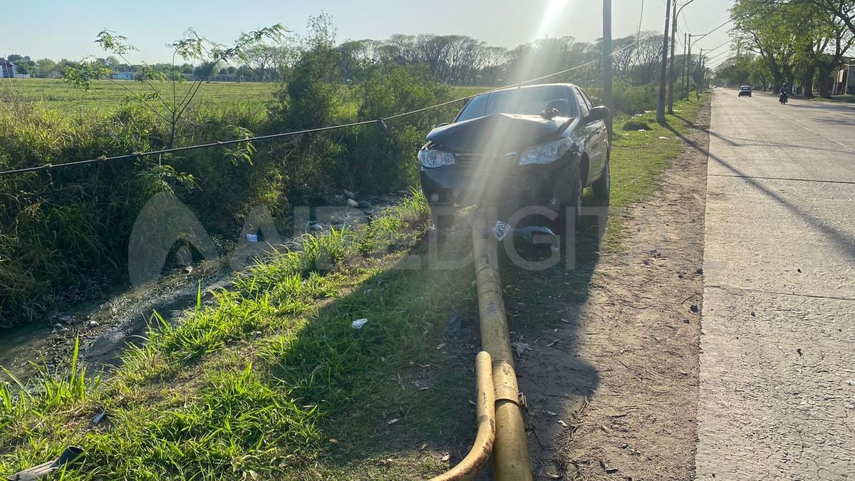 Por el fuerte impacto, el auto quedó completamente dañado en la parte delantera.