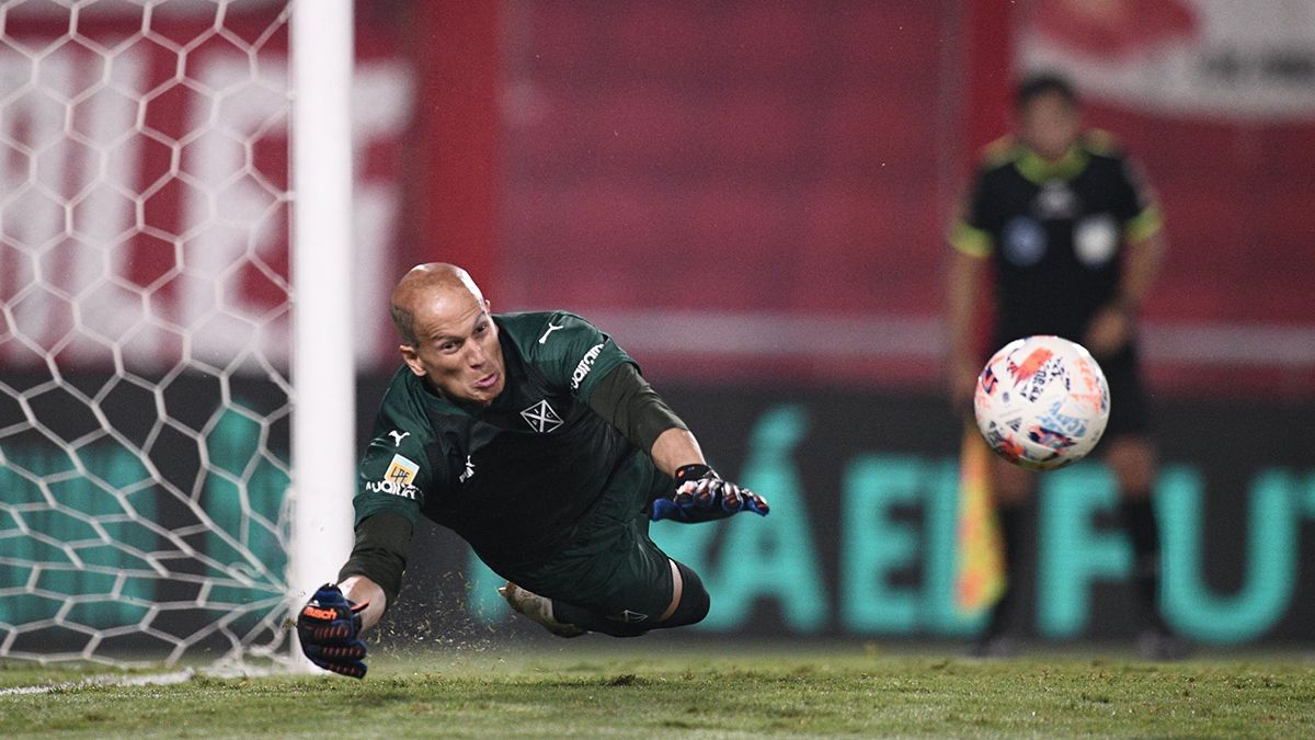 Sebastián Sosa atajó un penal en el último minuto y salvó un empate para Independiente ante Boca