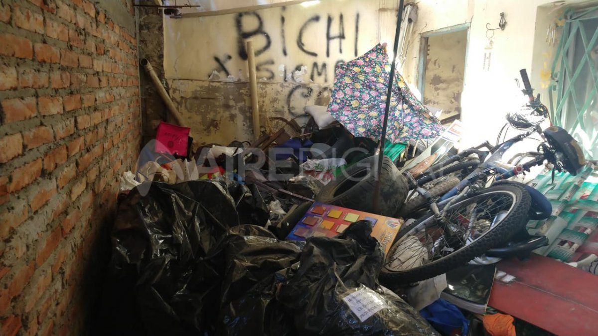 La casa está ubicada en la Salvador del Carril al 1.800. Por la cantidad de residuos que encontraron en el interior debieron acudir familiares de la dueña a ayudar a limpiar.&nbsp;