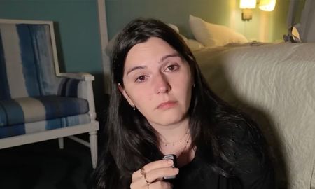 La influencer reconoció que todavía se siente vulnerable, pero aseguró que el acompañamiento de otras mujeres le dio fuerzas para seguir adelante.