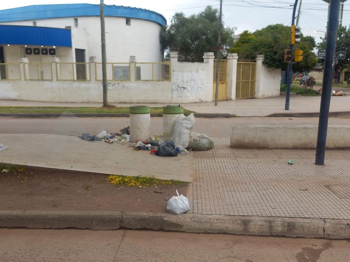 Basura, mosquitos y falta de mantenimiento afectan al barrio Yapeyú. Basura, mosquitos y falta de mantenimiento afectan al barrio Yapeyú.