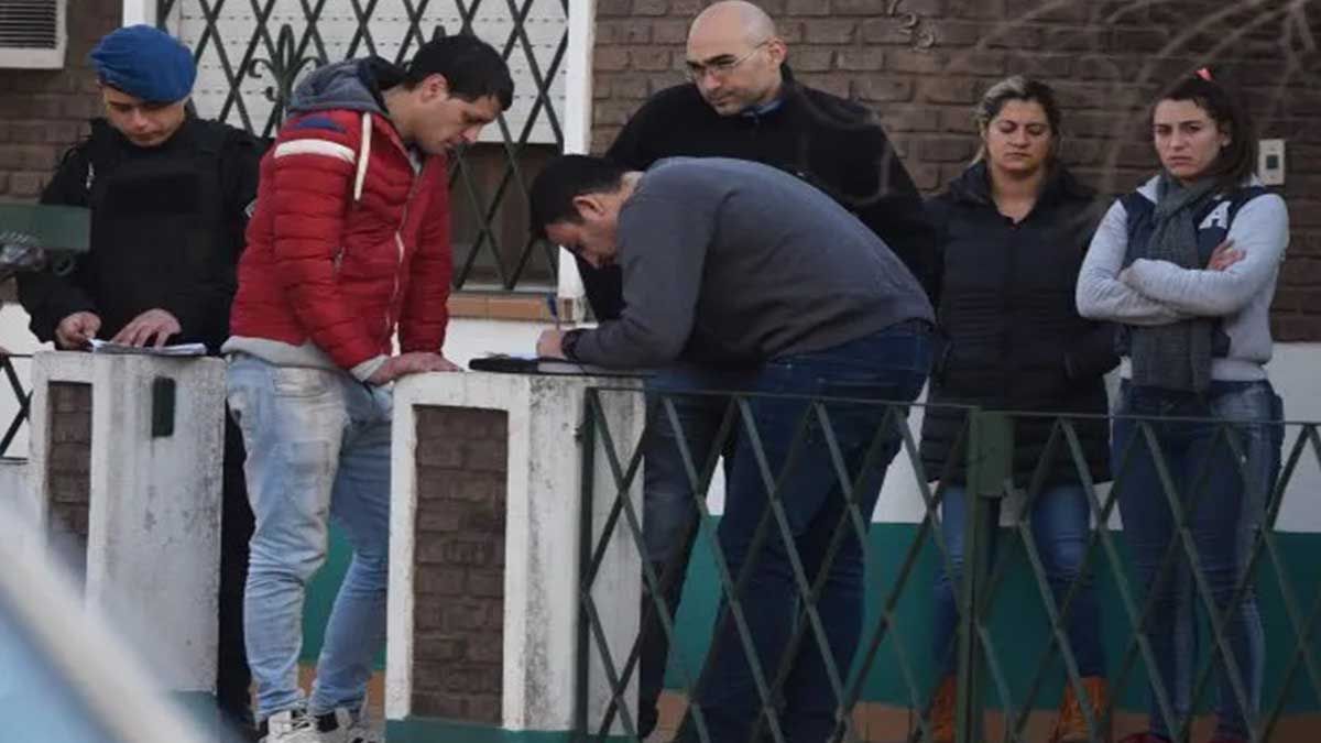Damián Moreno en la puerta de la casa donde mató a su mamá
