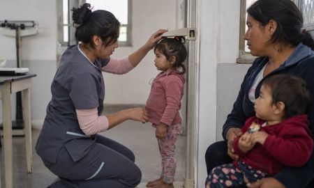 Durante mucho tiempo se consideró a la obesidad y la desnutrición como males opuestos. Sin embargo, se trata de dos caras de la misma moneda. Durante mucho tiempo se consideró a la obesidad y la desnutrición como males opuestos. Sin embargo, se trata de dos caras de la misma moneda.