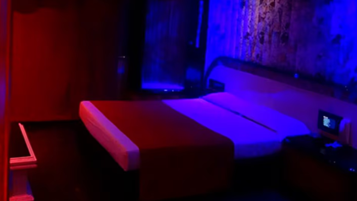 Un trío entre policías terminó en gritos, corridas y botellazos en un hotel alojamiento.