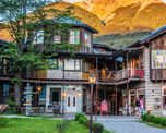 Colonia Suiza ofrece paisajes imponentes, caminatas hacia lagunas y cerros, y una gastronomía única con el tradicional curanto patagónico. Colonia Suiza ofrece paisajes imponentes, caminatas hacia lagunas y cerros, y una gastronomía única con el tradicional curanto patagónico.