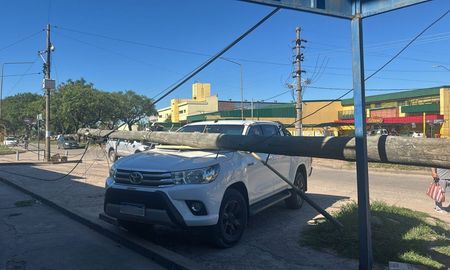 Así quedó la camioneta afectada por el derrumbe del poste. Así quedó la camioneta afectada por el derrumbe del poste.