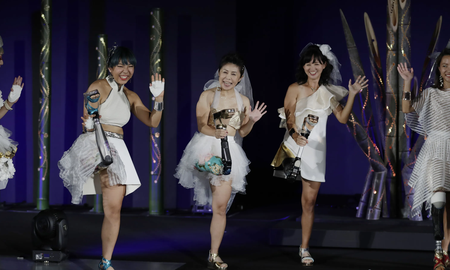 Mujeres japonesas con piernas artificiales desfilan por la pasarela en un espectáculo llamado Amputee Venus, que recauda fondos para los trabajadores médicos durante la pandemia. Mujeres japonesas con piernas artificiales desfilan por la pasarela en un espectáculo llamado Amputee Venus, que recauda fondos para los trabajadores médicos durante la pandemia.