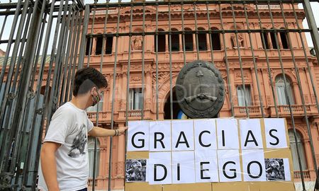 Tras la muerte del diez, la Casa Rosada comenzó a recibir pancartas y carteles. Tras la muerte del diez, la Casa Rosada comenzó a recibir pancartas y carteles.