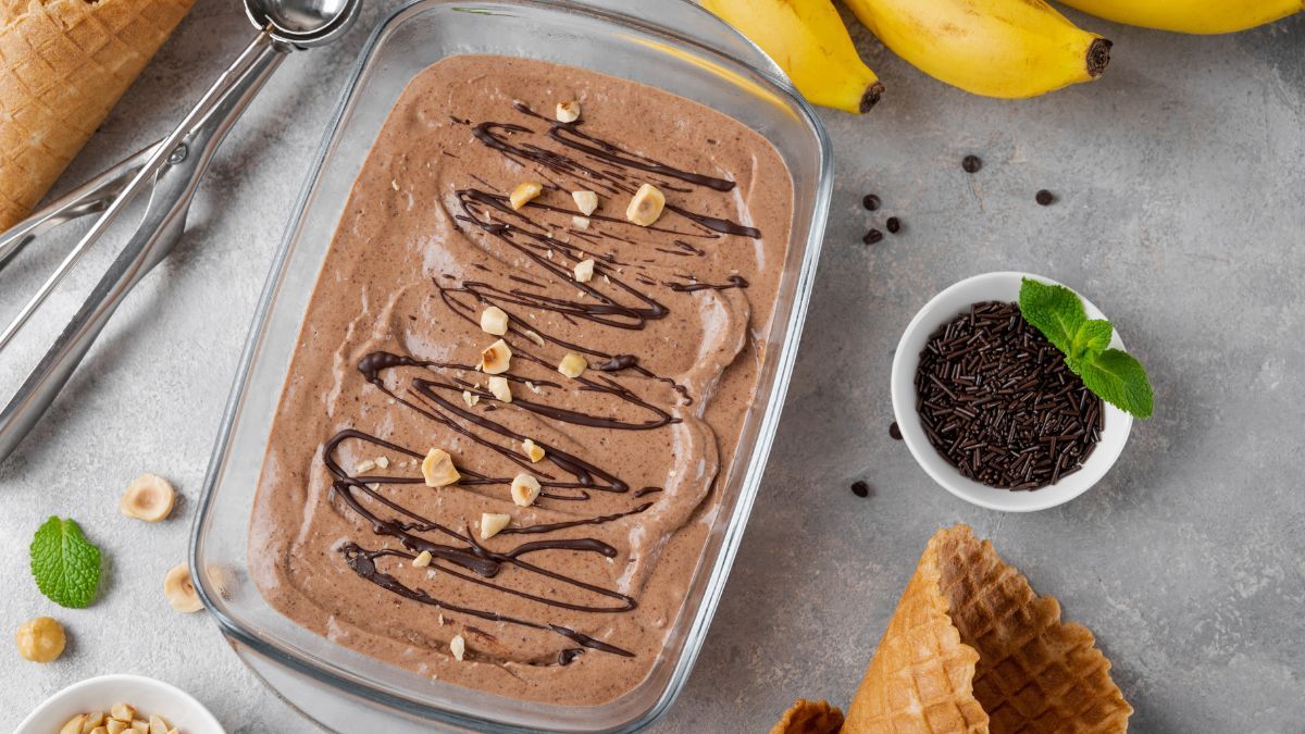 La receta para hacer un helado de banana y cacao sin azúcar.