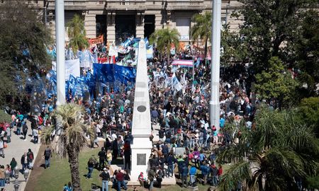 El gobierno de Santa Fe descontará el día de paro a los estatales, médicos y docentes. El gobierno de Santa Fe descontará el día de paro a los estatales, médicos y docentes.