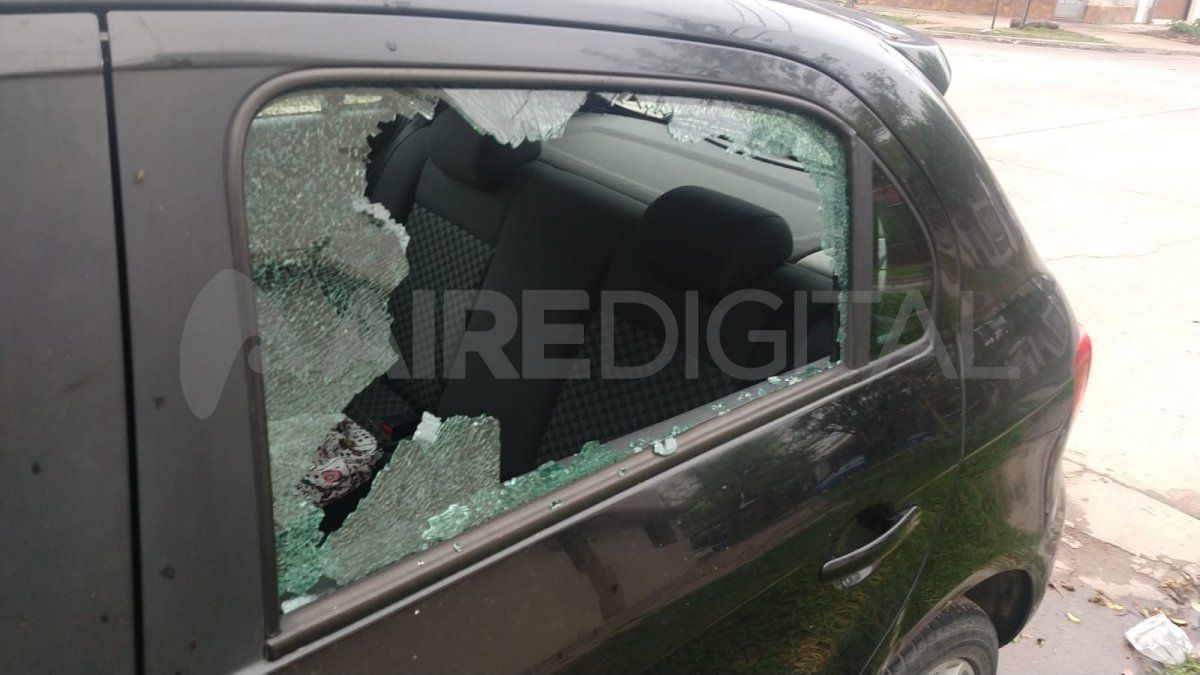 Reventaron una de las ventanillas traseras de un Volkswagen Gol, en el barrio Fomento 9 de Julio.