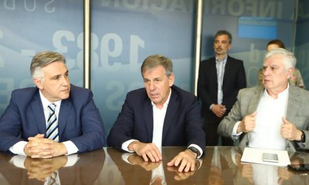 Jatón mantuvo diferentes reuniones en el Congreso nacional. Jatón mantuvo diferentes reuniones en el Congreso nacional.