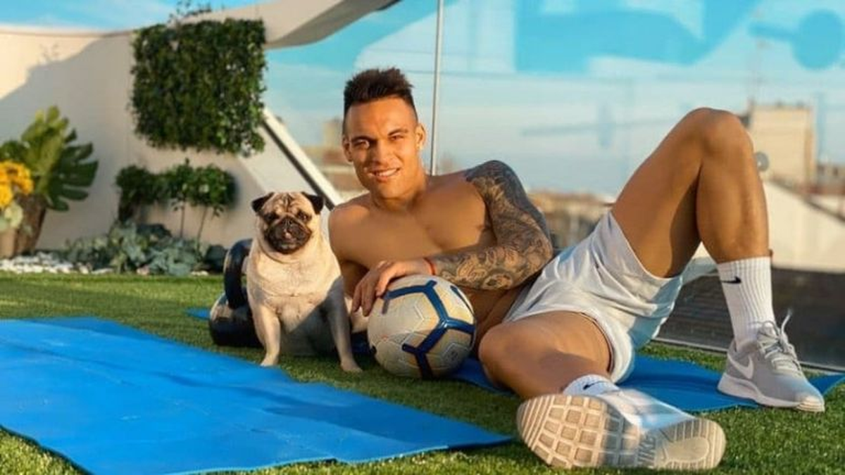 Lautaro Martínez vive junto a su pareja, Agustina Gandolfo, y su hija, en una mansión.