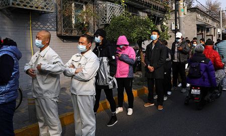 Las autoridades solicitaron además a los comercios y cadenas de suministro que faciliten el abastecimiento de alimentos. Las autoridades solicitaron además a los comercios y cadenas de suministro que faciliten el abastecimiento de alimentos.