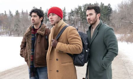 Kevin, Joe y Nick Jonas enfrentan obstáculos en su película navideña para reunirse con sus familias. Kevin, Joe y Nick Jonas enfrentan obstáculos en su película navideña para reunirse con sus familias.
