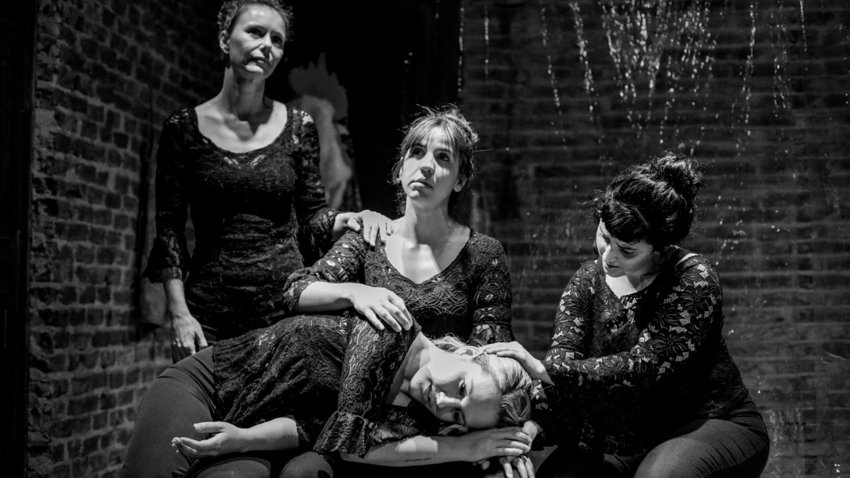 En la casa baldía estas mujeres habitan la eternidad de un luto.