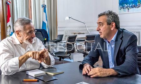 Otros tiempos. Marcelo Saín y Pablo Javkin dialogando en el marco de una reunión oficial. Otros tiempos. Marcelo Saín y Pablo Javkin dialogando en el marco de una reunión oficial.