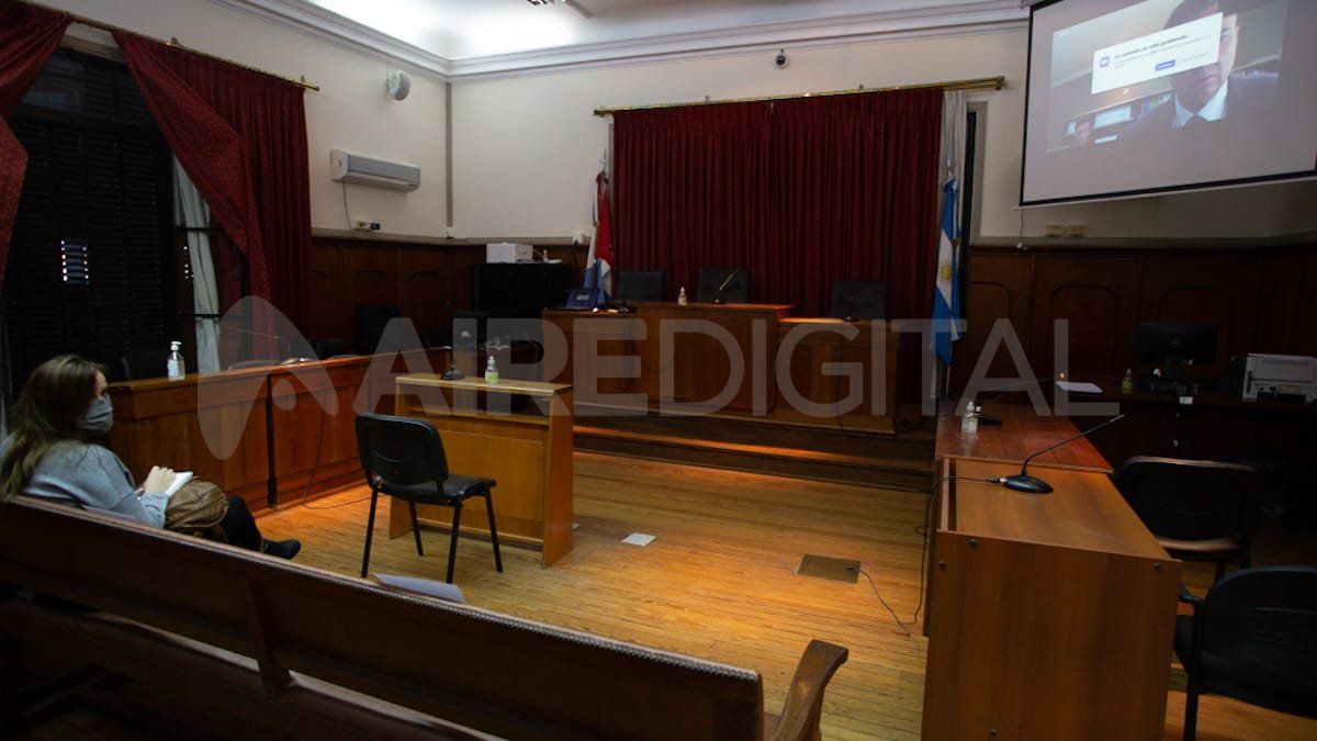 Las partes participan de la audiencia de manera remota por la pandemia del coronavirus. No obstante, la prensa y público en general está presente en la sala.