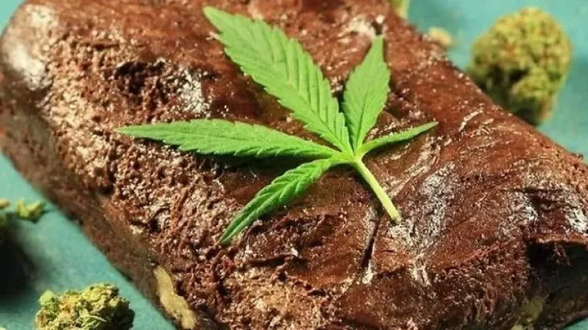 La docente tiene 24 años y les regalo a sus compañeras bizcochuelo marihuana