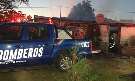 Un incendio afectó una vivienda este viernes por la noche en la localidad de Constituyentes de la provincia de Santa Fe. Un incendio afectó una vivienda este viernes por la noche en la localidad de Constituyentes de la provincia de Santa Fe.