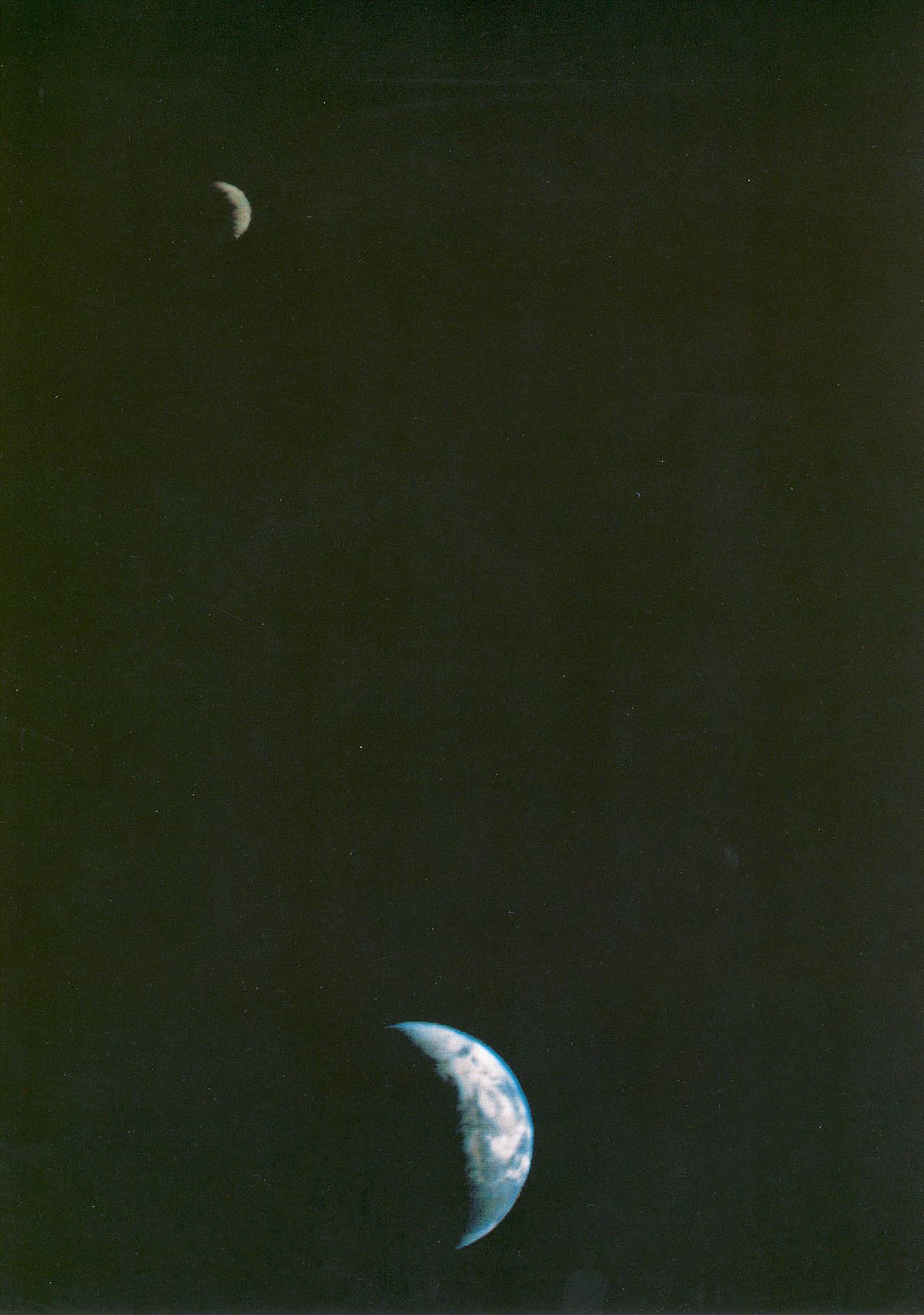 La Voyager 1 tomó esta fotografía desde una distancia de 11,7 millones de kilómetros. Fue la primera en incluir tanto la Tierra como la Luna en una sola imagen tomada por una nave espacial.
