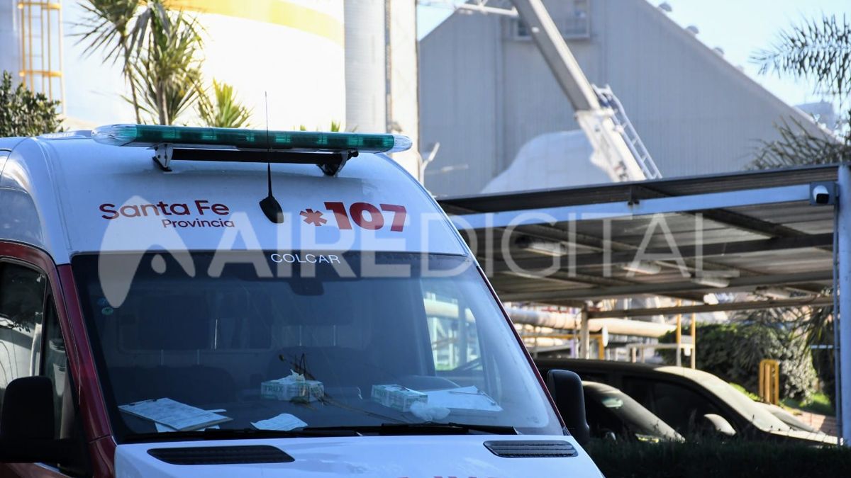 Uno de los operarios rescatados fue trasladado a un nosocomio privado de Rosario.