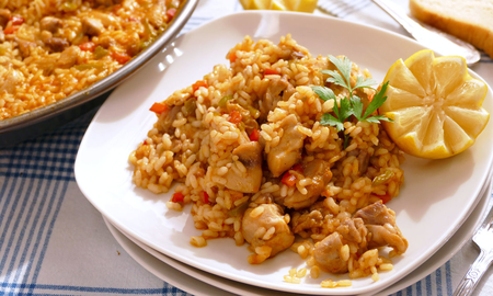 Arroz con pollo en casa para disfrutar un día lluvioso. Arroz con pollo en casa para disfrutar un día lluvioso.