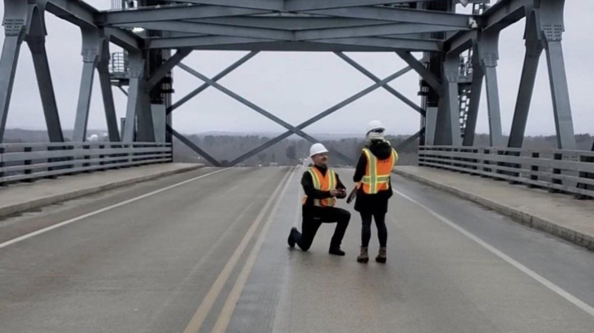 La original propuesta de matrimonio de un ingeniero a su novia.