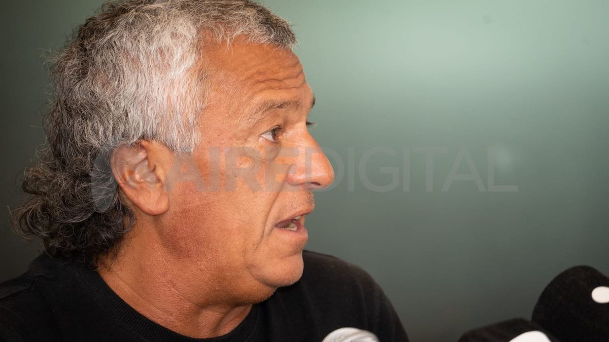 El entrenador brindó una extensa conferencia de prensa en el SUM del Hotel de Campo.