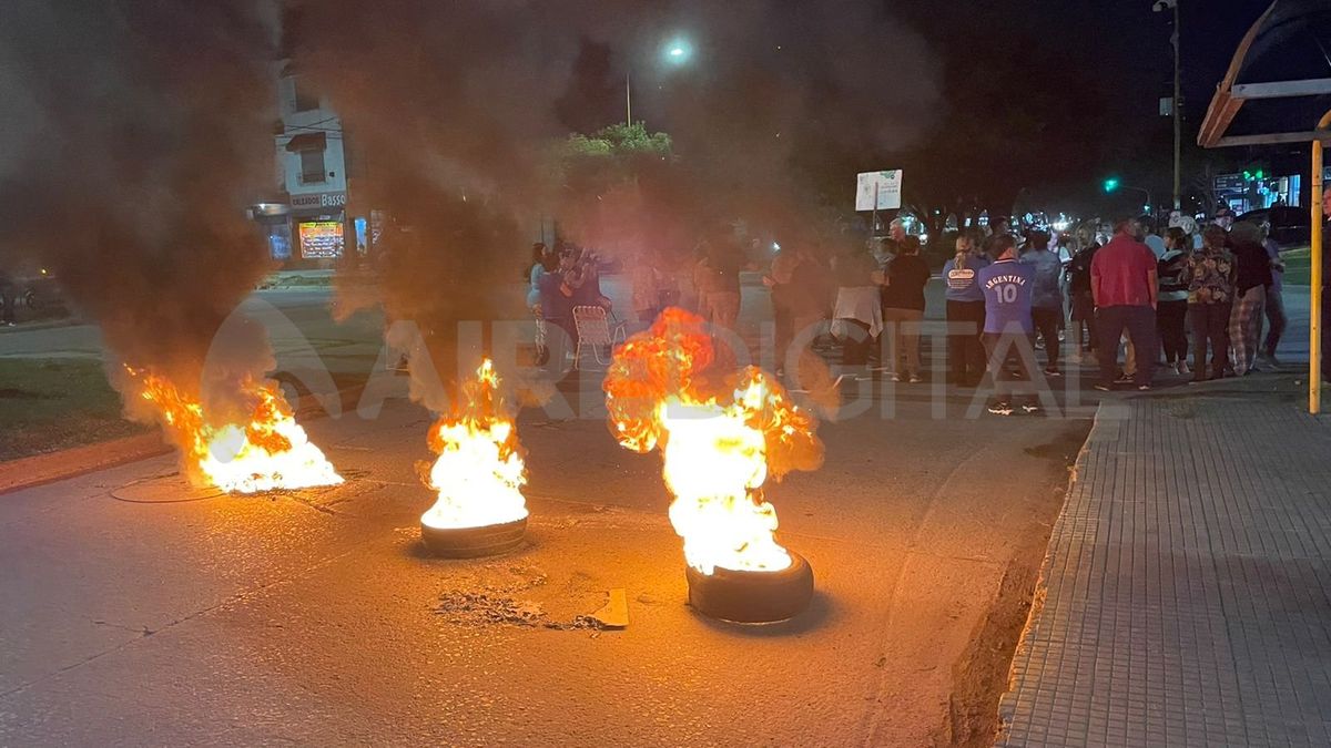 Los vecinos de barrio Transporte quemaron cubiertas en reclamo de más seguridad.
