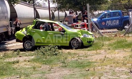 Según relató el chofer, las barreras de la vía estaban levantadas y el tren no tocó bocina.