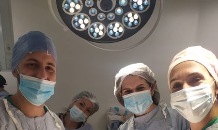 Los médicos y enfermeras del Iturraspe junto a Giuliana y su mamá anoche el Hospital Iturraspe. Los médicos y enfermeras del Iturraspe junto a Giuliana y su mamá anoche el Hospital Iturraspe.